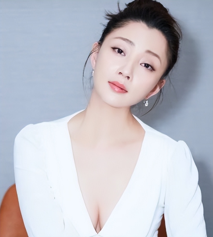 冻龄美女殷桃简介（她的意中人是谁？本可以靠颜值吃饭，却靠演技）