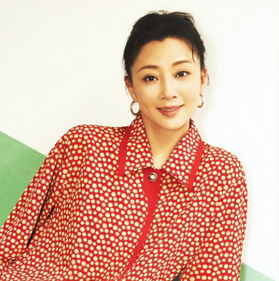 冻龄美女殷桃简介（她的意中人是谁？本可以靠颜值吃饭，却靠演技）