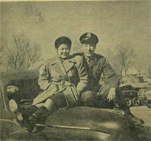 蒋纬国简介（火车上遇真爱，婚后妻子九孕无子，后娶新欢相貌酷似亡妻）