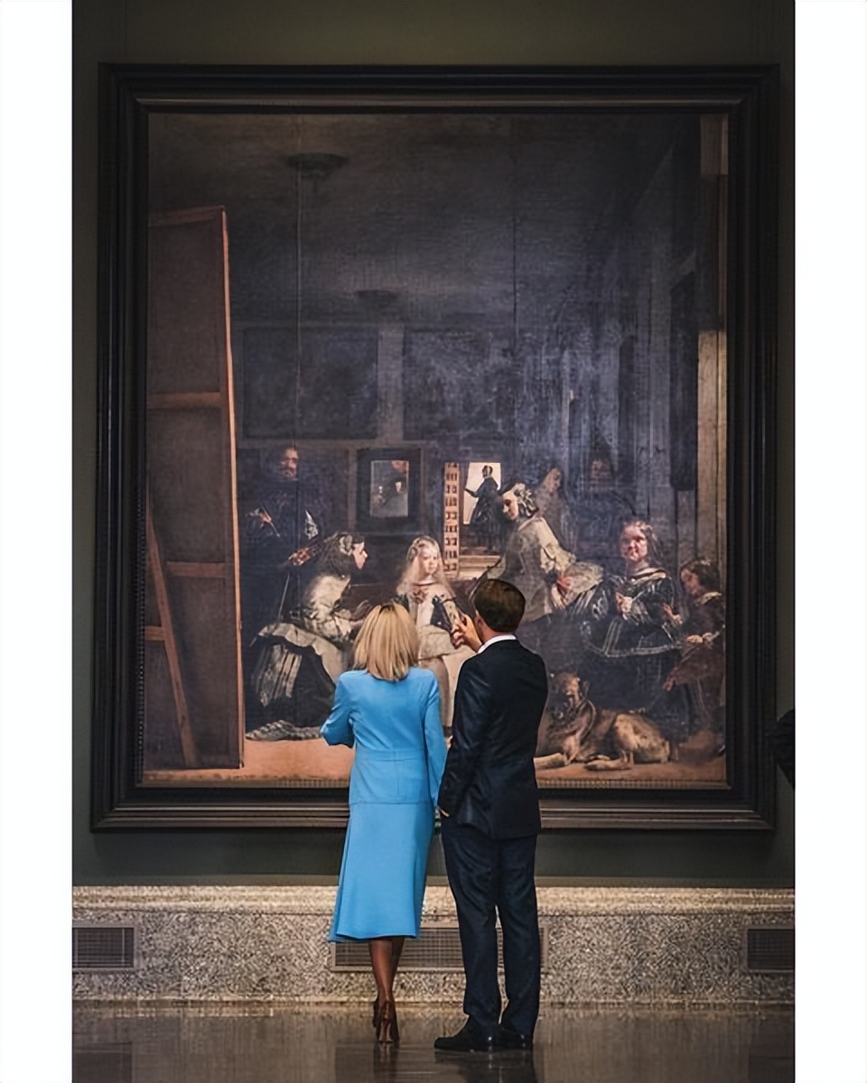 法国总统马克龙夫人简介（69岁马克龙夫人裙摆终于过膝了！纯色长裙显嫩，44岁丈夫宠溺依旧）