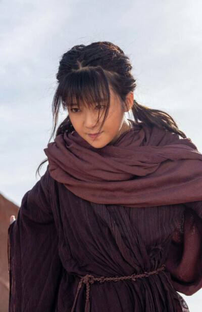 宋伊人的个人资料简介（“清纯校花”宋伊人：出道多年不温不火，如今被传背后有人撑腰）