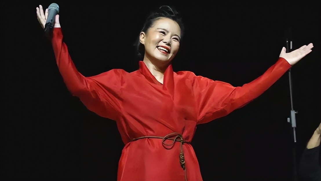 “神曲教母”龚琳娜简介(公开批判假唱，大胆指责王菲，她什么来头？)