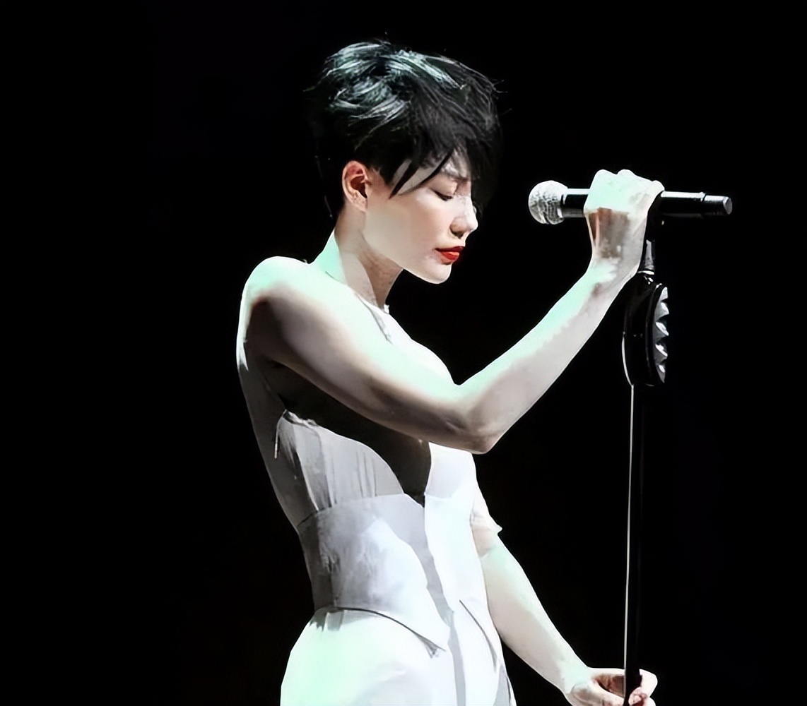 “天后”王菲简介（红了三十年的歌坛传奇，和谢霆锋有情人终成眷属）