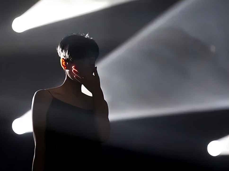 “天后”王菲简介（红了三十年的歌坛传奇，和谢霆锋有情人终成眷属）