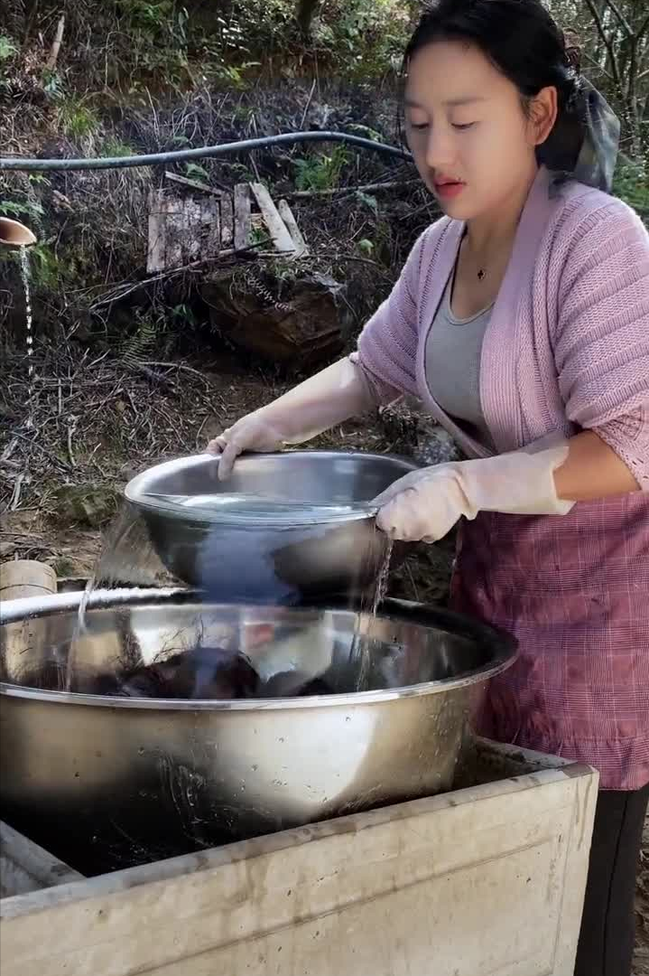 乡愁沈丹个人资料简介(从离异负债到带全村人致富，单亲妈妈如何完成蜕变？)