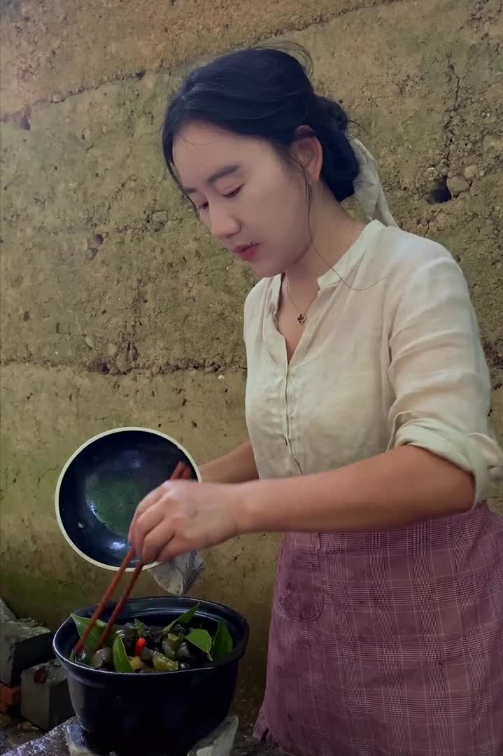 乡愁沈丹个人资料简介(从离异负债到带全村人致富，单亲妈妈如何完成蜕变？)