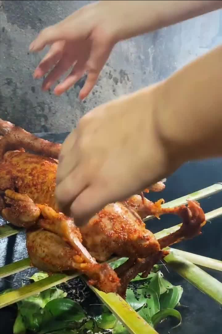 乡愁沈丹个人资料简介(从离异负债到带全村人致富，单亲妈妈如何完成蜕变？)