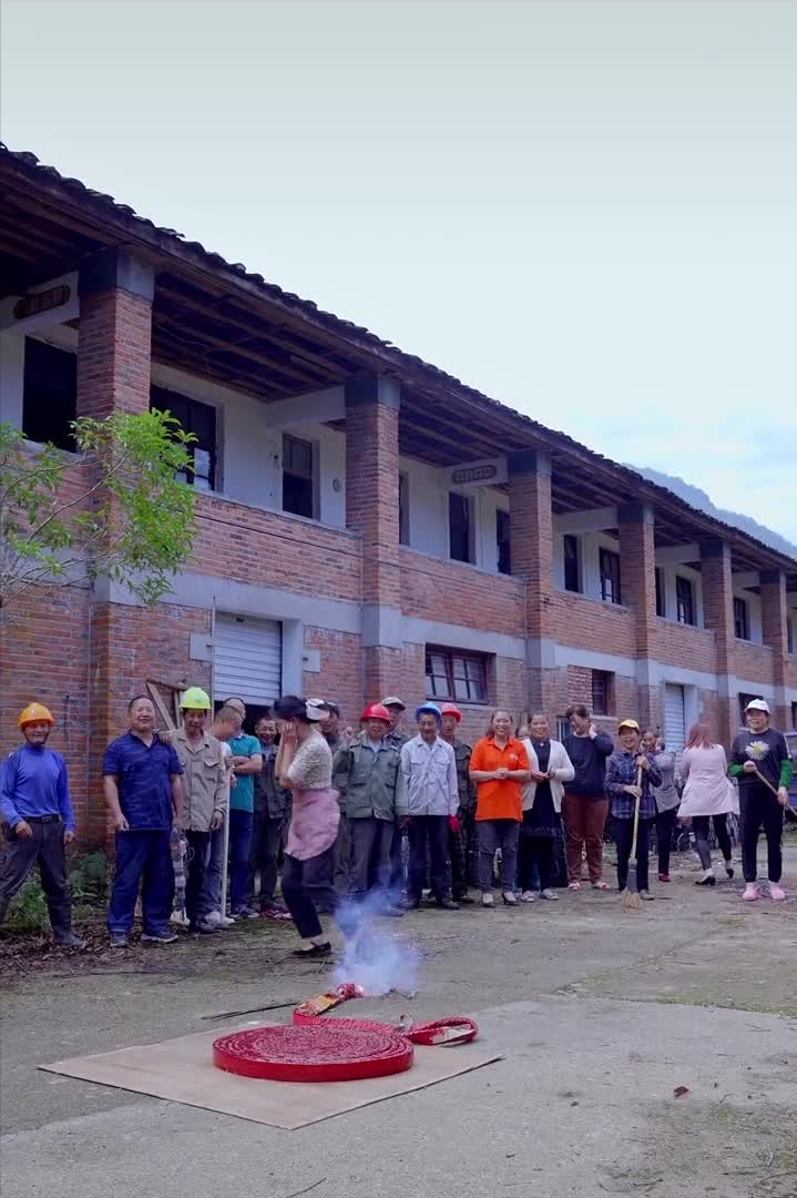 乡愁沈丹个人资料简介(从离异负债到带全村人致富，单亲妈妈如何完成蜕变？)