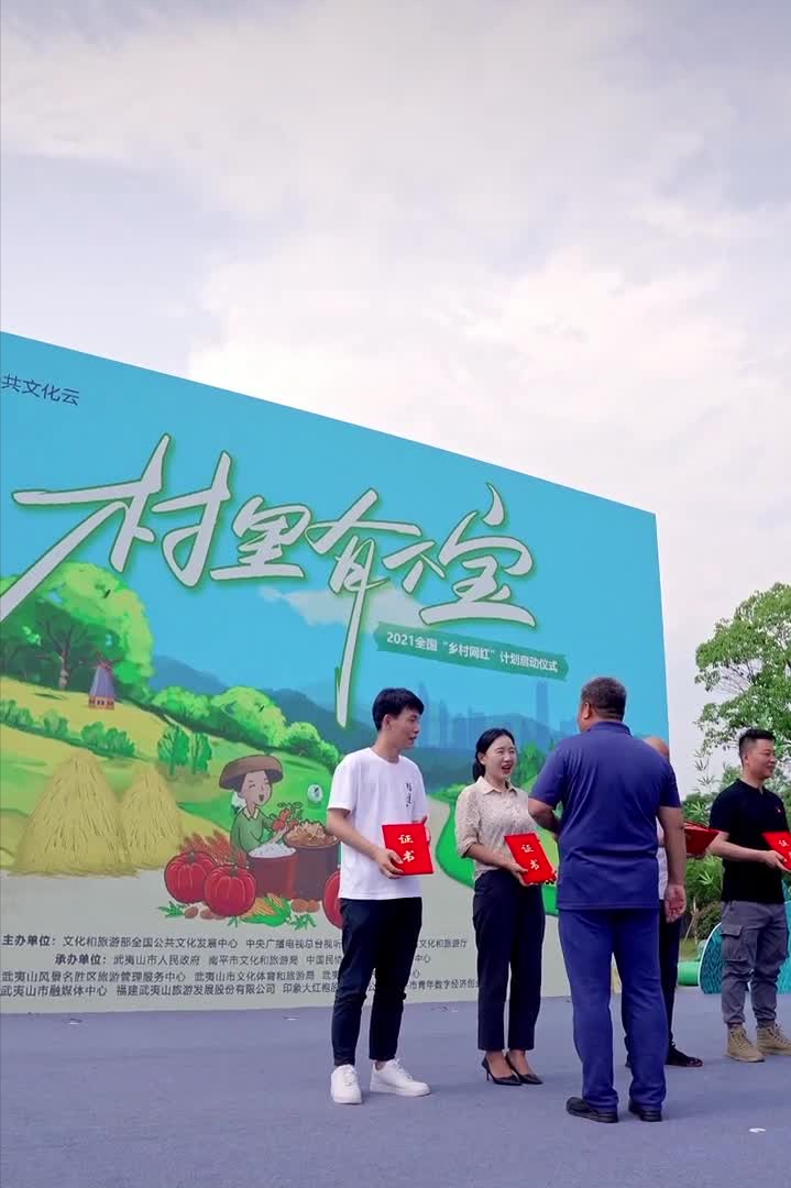 乡愁沈丹个人资料简介(从离异负债到带全村人致富，单亲妈妈如何完成蜕变？)