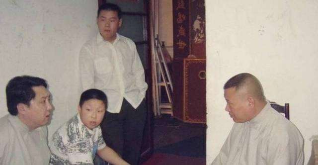 相声于谦简介（娶19岁女学生，不赚钱时靠老婆养，两个儿子归郭德纲管）