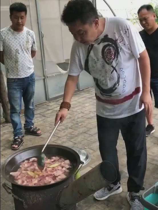 相声于谦简介（娶19岁女学生，不赚钱时靠老婆养，两个儿子归郭德纲管）