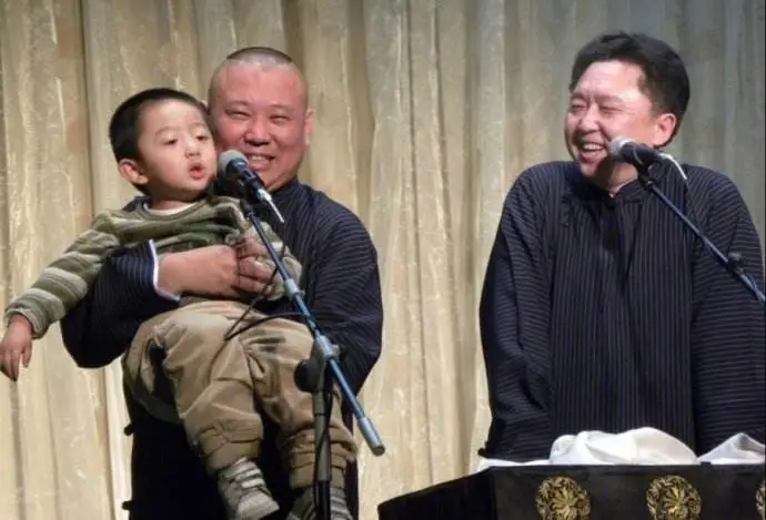 相声于谦简介（娶19岁女学生，不赚钱时靠老婆养，两个儿子归郭德纲管）