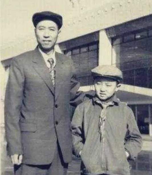 相声于谦简介（娶19岁女学生，不赚钱时靠老婆养，两个儿子归郭德纲管）