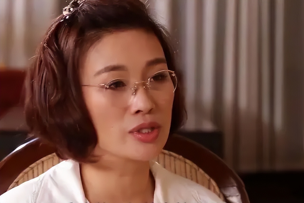 周立波老婆胡洁简介(巨贪前夫前脚入狱，转身嫁给周立波的女富豪胡洁，如今怎么样？)