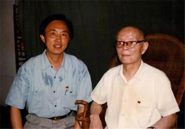 国旗设计者是谁（五星红旗的设计者是谁？不是设计师，当年奖金500元）