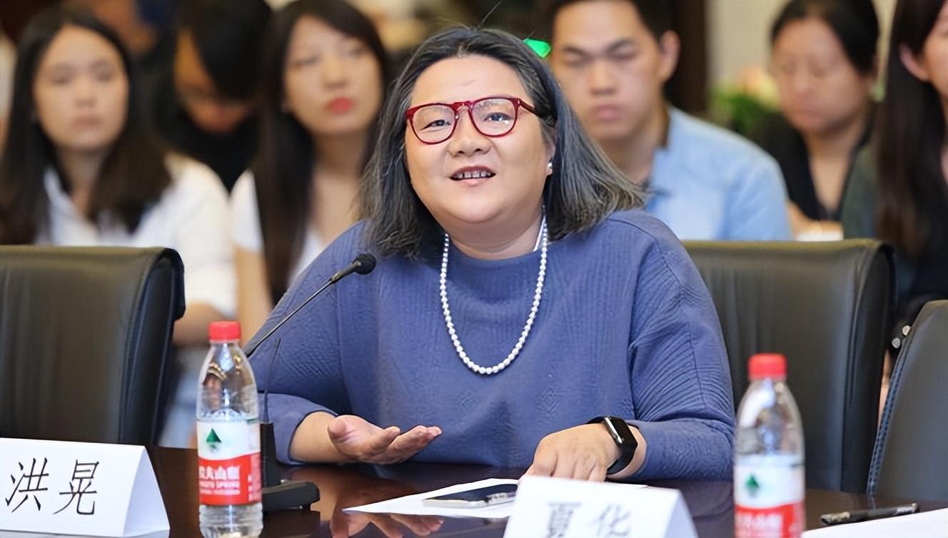 洪晃是谁(名门痞女洪晃：28岁嫁陈凯歌，经历3段婚姻，今61岁成俩娃的妈)