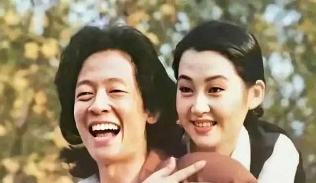 王志文的老婆是谁(王志文：娶富婆陈坚红，饭都是他做的，如今生活还好吗？)