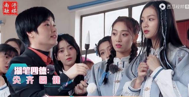 痒是谁唱的(黄龄那首“性感”的《痒》，在女孩们的诠释下，越痒越搔越痒)