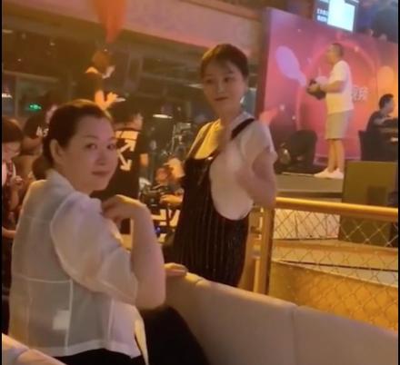 赵本山老婆是谁（赵本山老婆马丽娟罕见现身，身材略发福，打扮素雅仍难掩阔太气质）