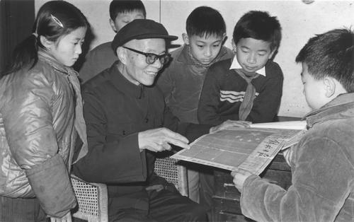 我国国旗是谁设计的图案（中华人民共和国国旗采用了谁的设计图案？）