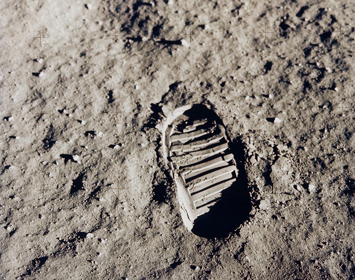 第一个登上月球的人是谁（阿姆斯特朗在月球到底经历了什么？）