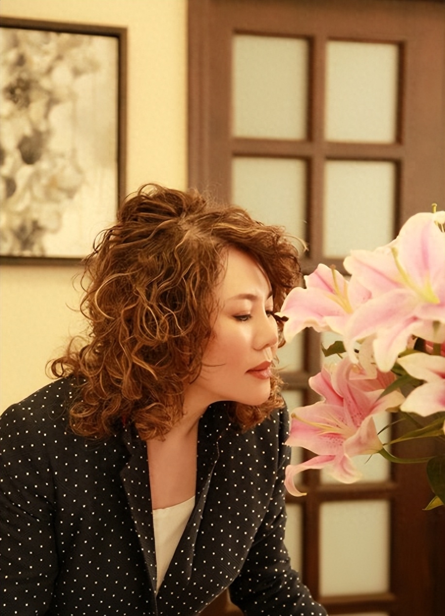 方静个人资料：一生未婚，患癌早逝痛了父母心