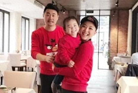 黄小蕾个人资料：抱过杜淳，追过大张伟，最后却和认识38天的男友闪婚闪孕