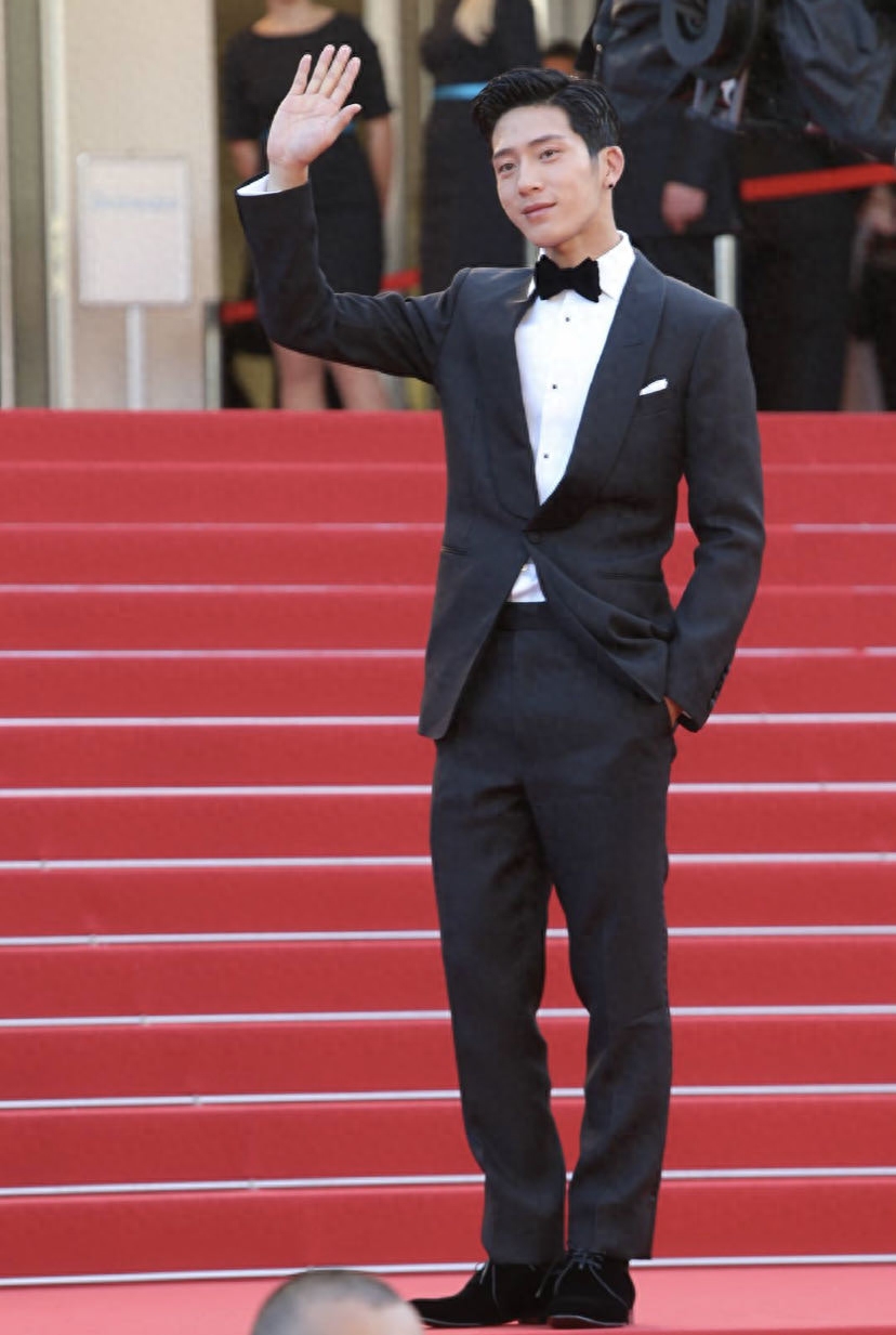 井柏然个人资料：单亲家庭长大的他，如今凭什么混的风生水起