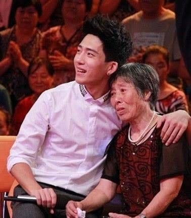 井柏然个人资料：单亲家庭长大的他，如今凭什么混的风生水起