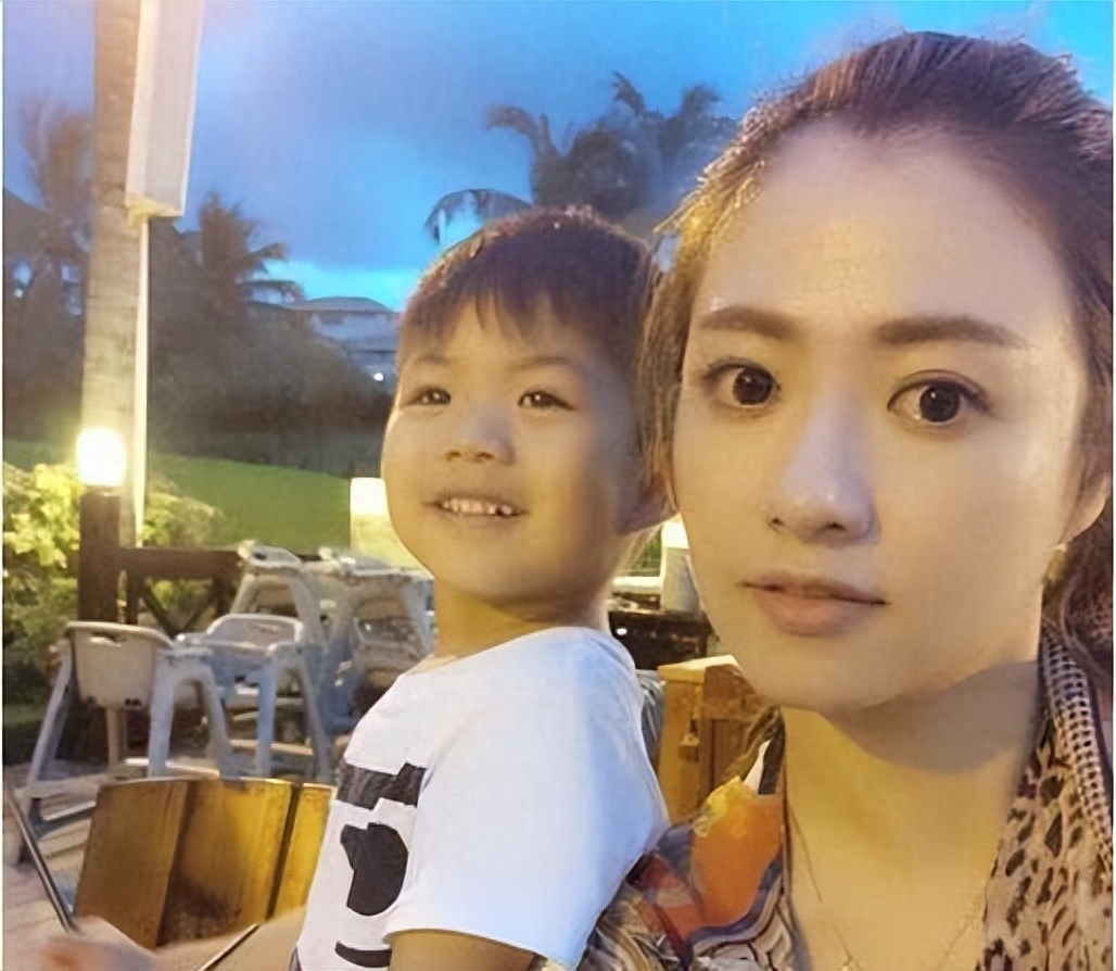 “精灵女孩”沈丽君个人资料：28岁嫁入豪门，35岁舍下一双儿女跳楼身亡