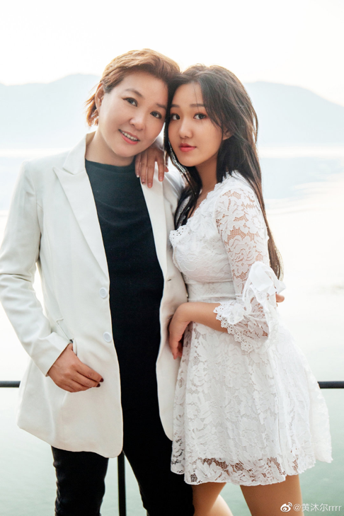 李静老公是谁(前央视主持李静女儿晒近照，笑容满面美过妈妈，18岁就当导演？)