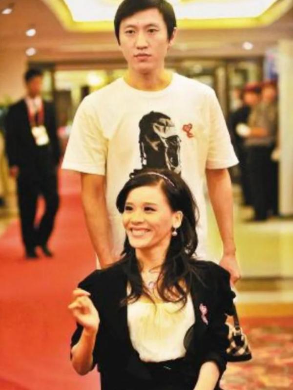 桑兰是谁(“跳马皇后”桑兰：17岁瘫痪，33岁冒死产子，被丈夫宠成公主)