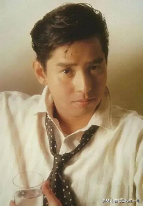 谭咏麟个人资料：80年代香港歌坛领头人 ，被誉为歌坛校长