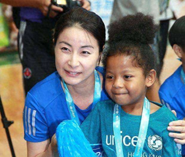 跳水皇后郭晶晶个人资料：出身平凡不认输，嫁入豪门仍省吃俭用，人美心善