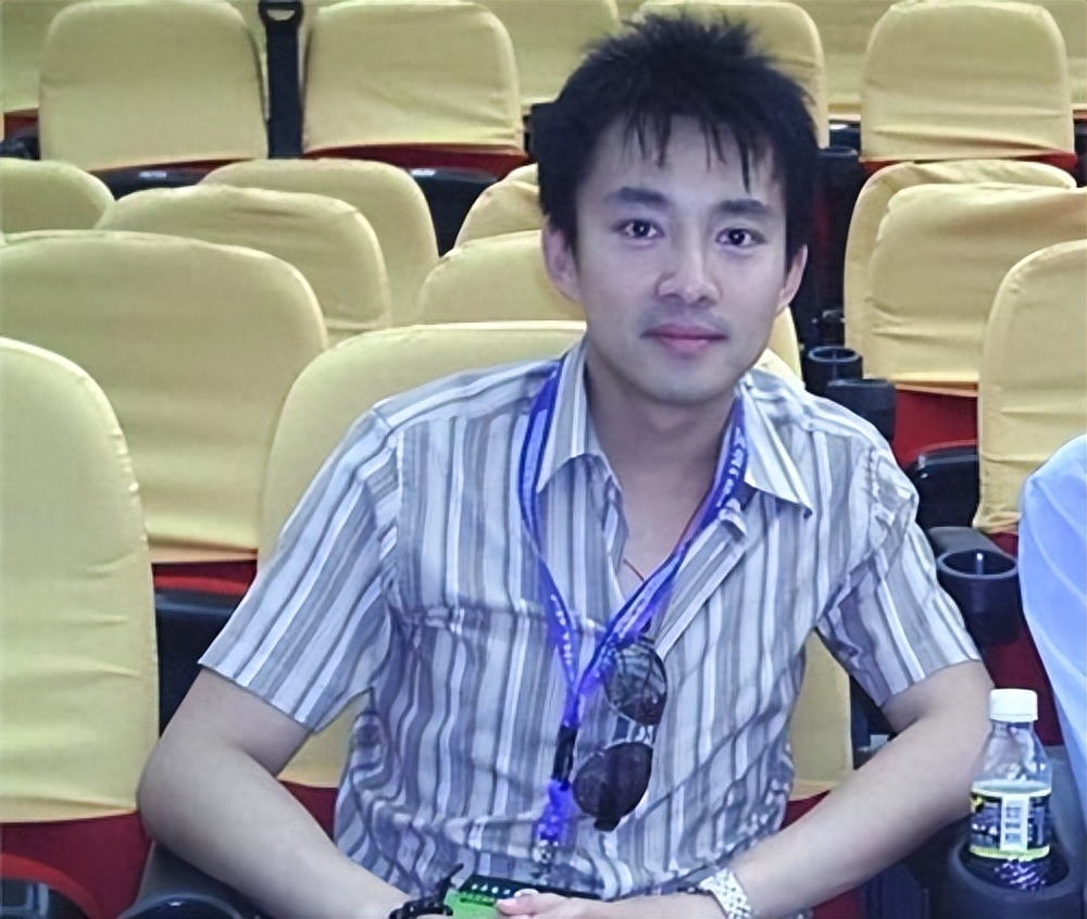 “央视才子”亚宁个人资料：被迫转型成总裁，53岁已满头白发婚姻成谜