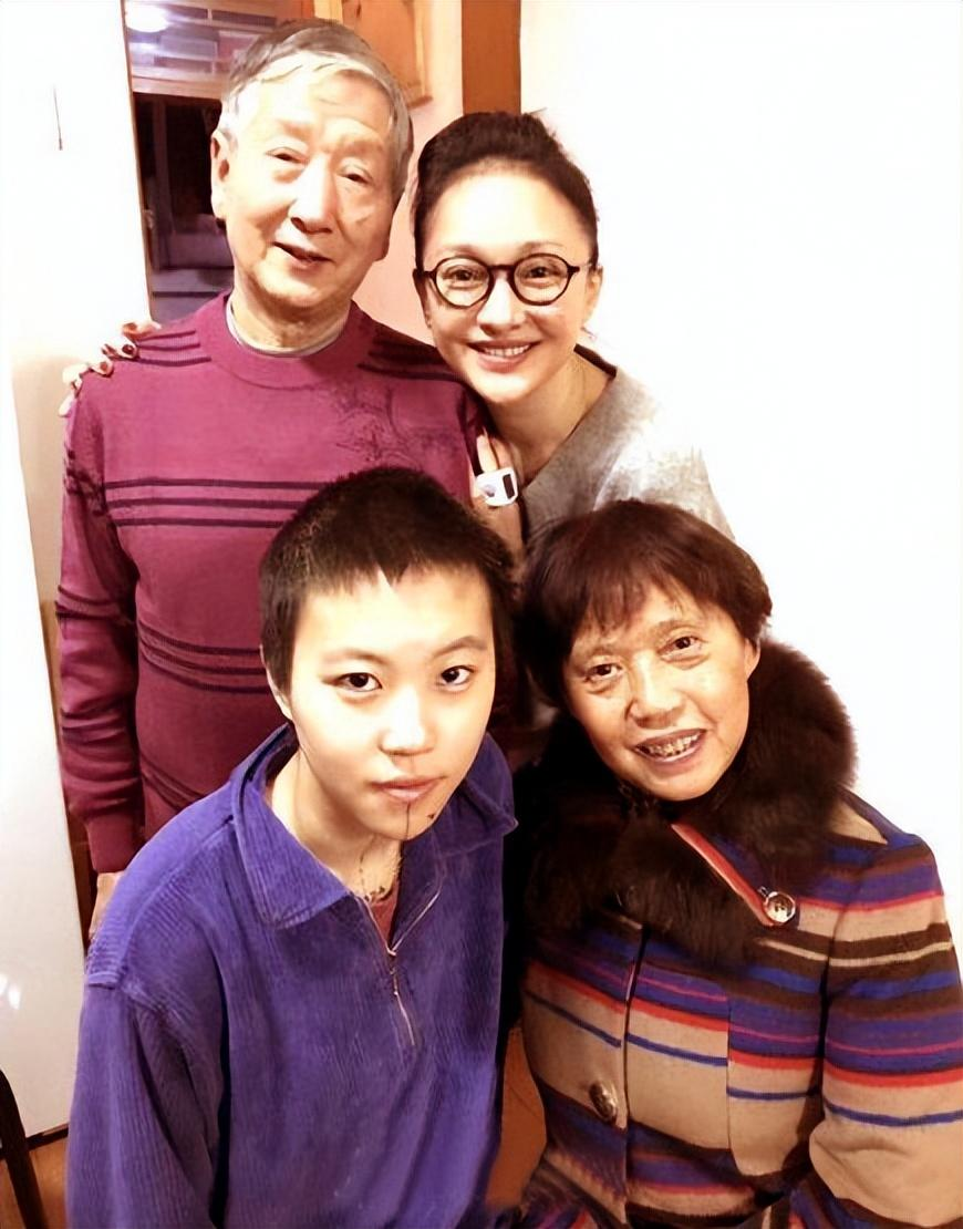 周迅简历个人简介（周迅：离过一次婚，情归小13岁男友卓越，48岁的她幸福了吗？）